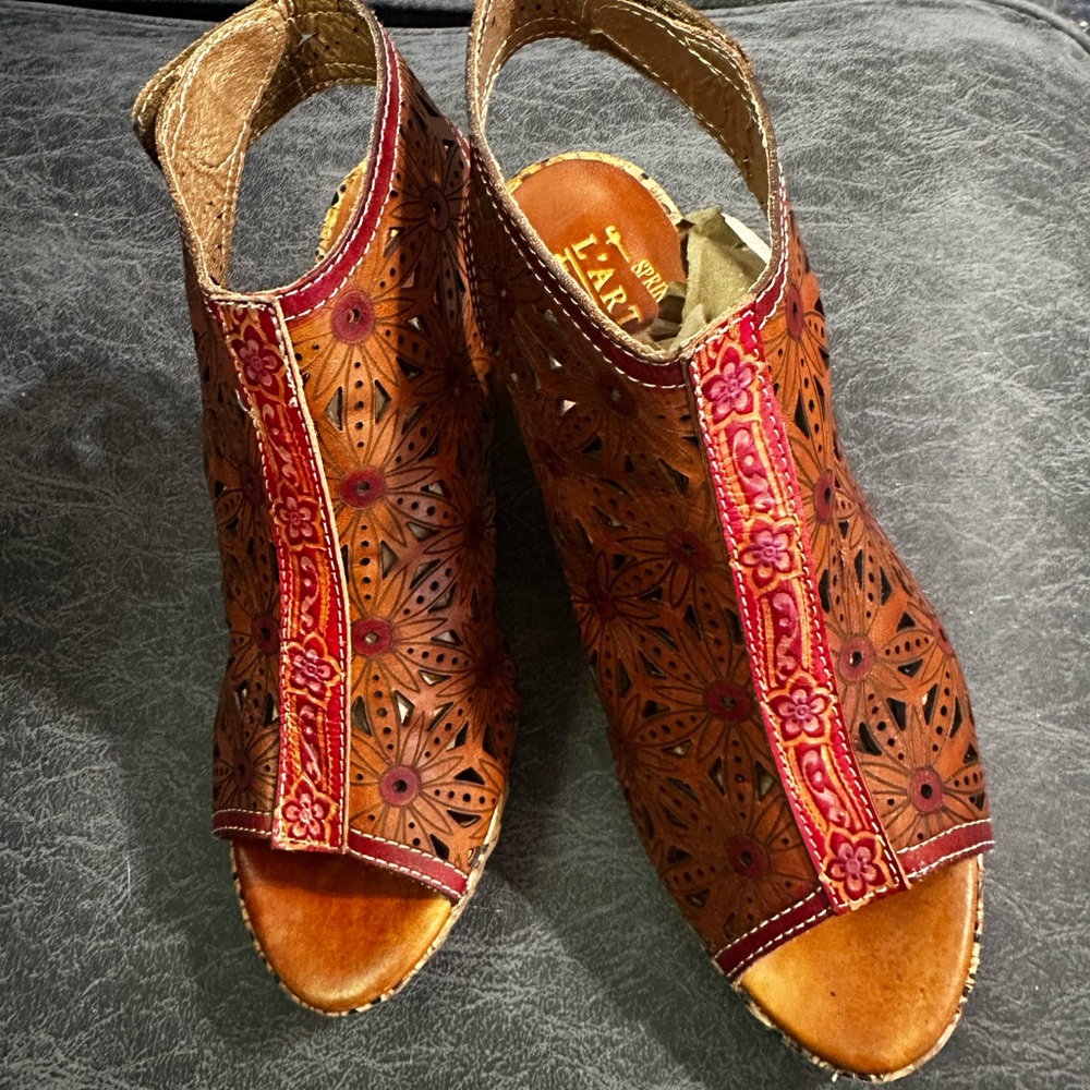 Very stylish L’Artist 3 inch block wooden heel with its own design on it.